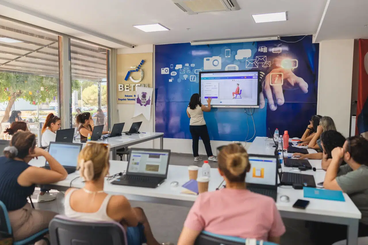 Balçova Belediyesi’nden kadınlara dijital destek