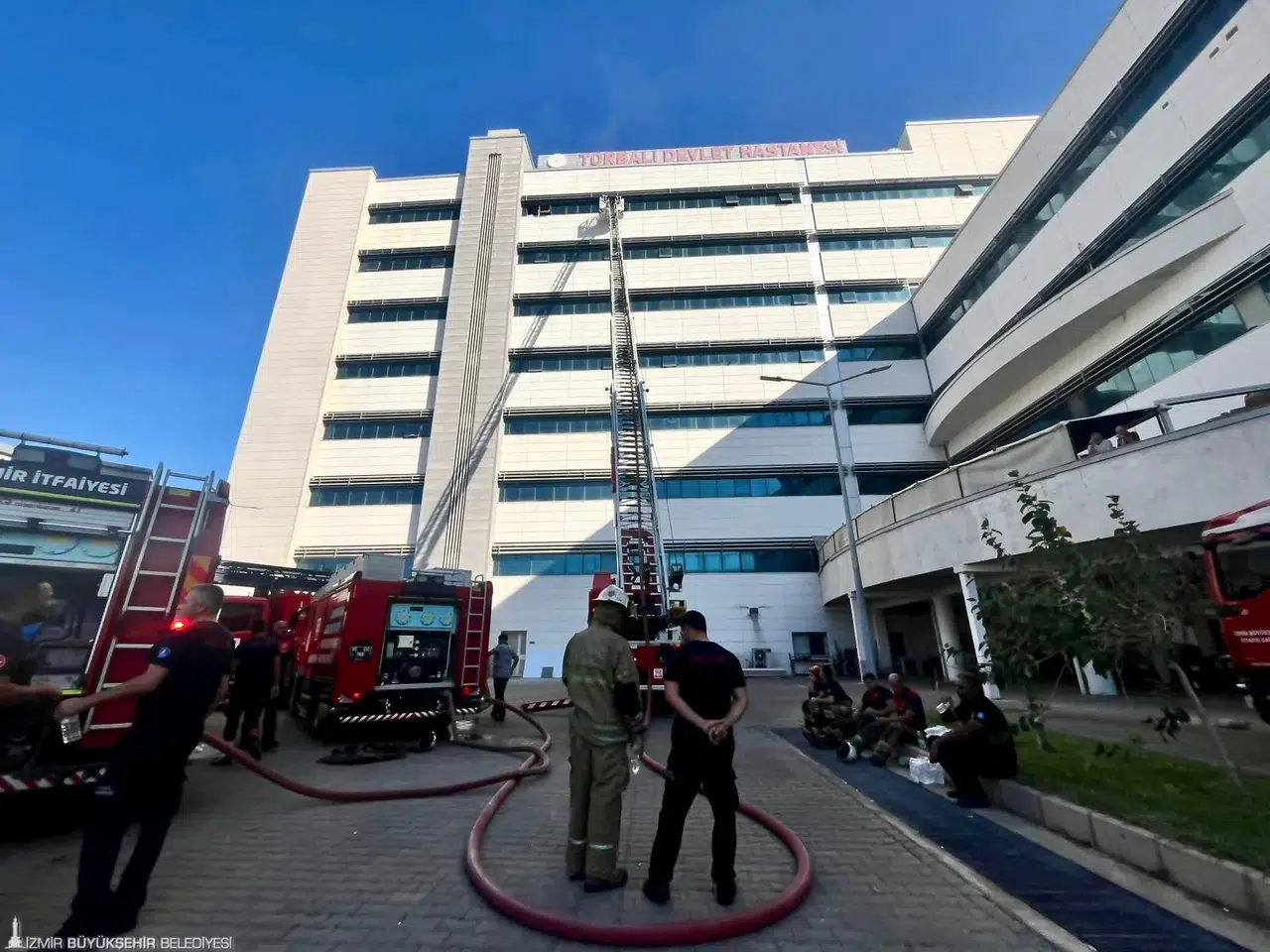 İzmir İtfaiyesi Torbalı’daki hastane yangınına müdahale etti