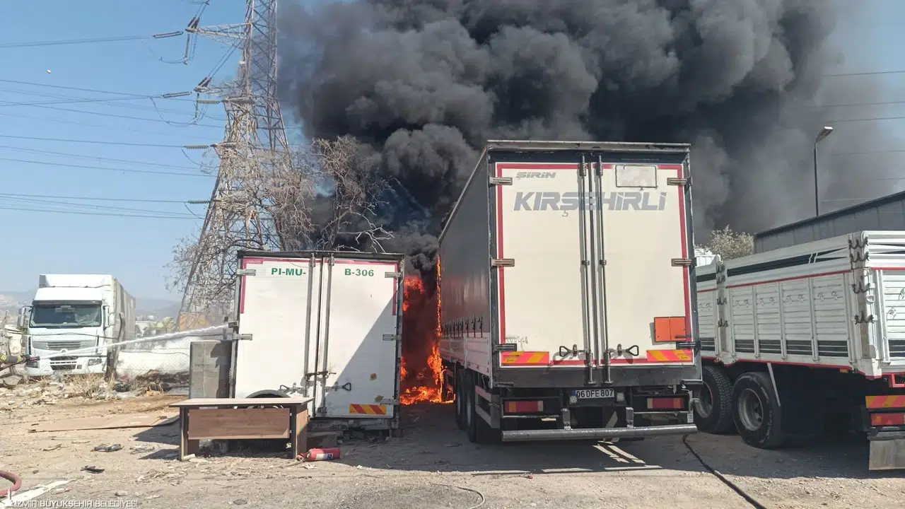 İzmir İtfaiyesi Işıkkent’teki konteyner yangınına müdahale etti