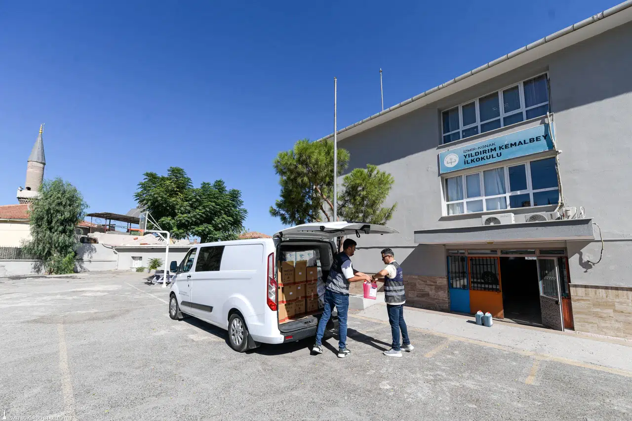 İzmir Büyükşehir Belediyesi’nden okullara hijyen seti desteği