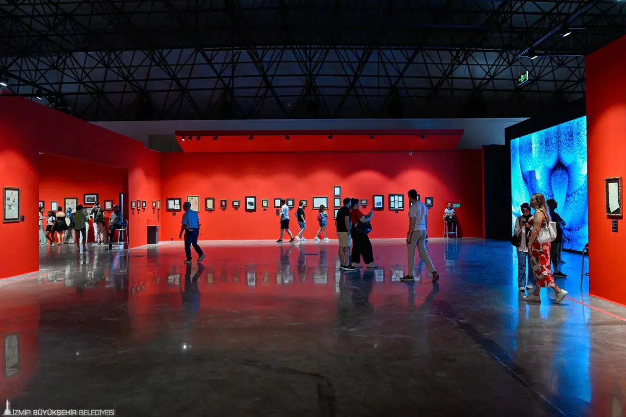 İzmir Enternasyonal Fuarı’nda Atatürk ve Refik Anadol sergilerine büyük ilgi