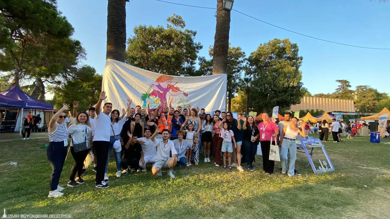 Çocuklar, gençler ve kadınlar İEF'nin tadını çıkarıyor