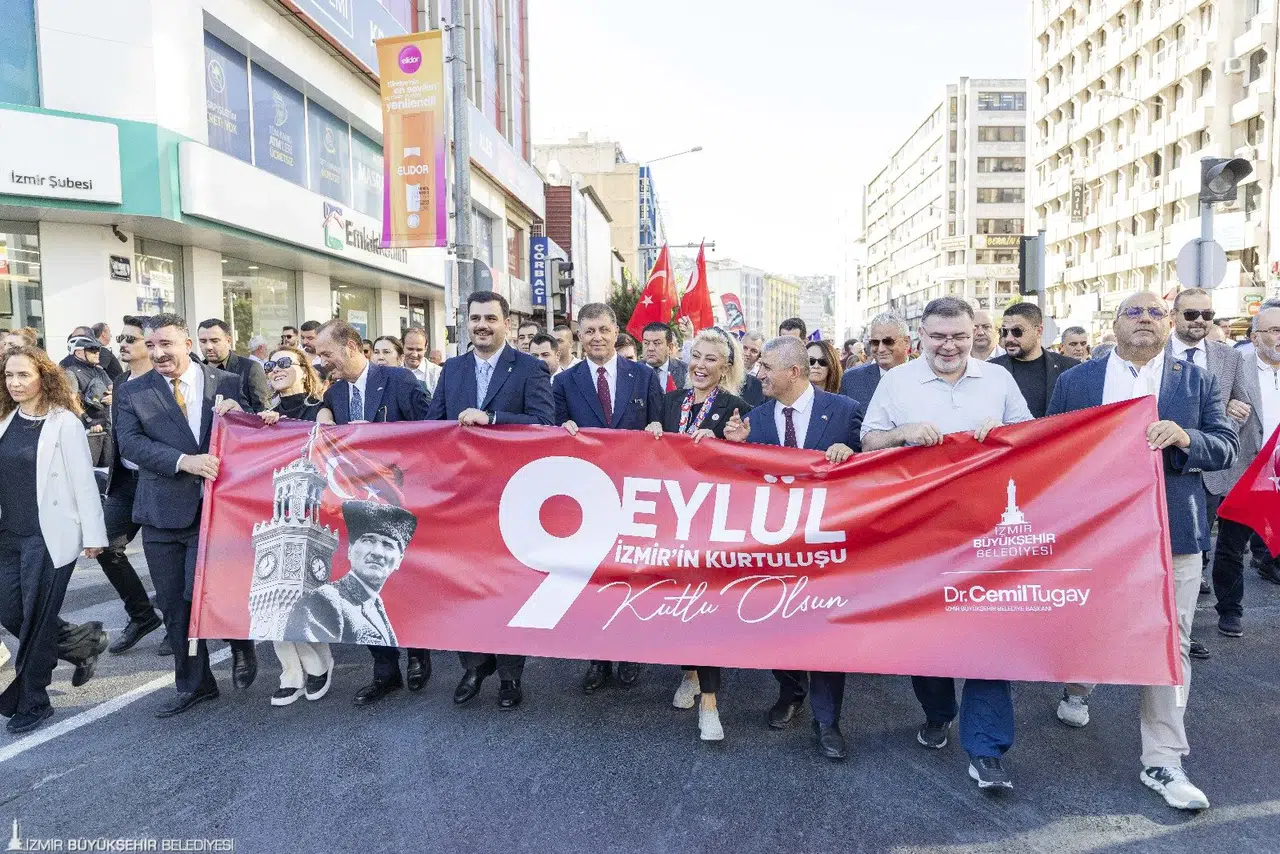 İzmir’de Geleneksel Zafer Yürüyüşü