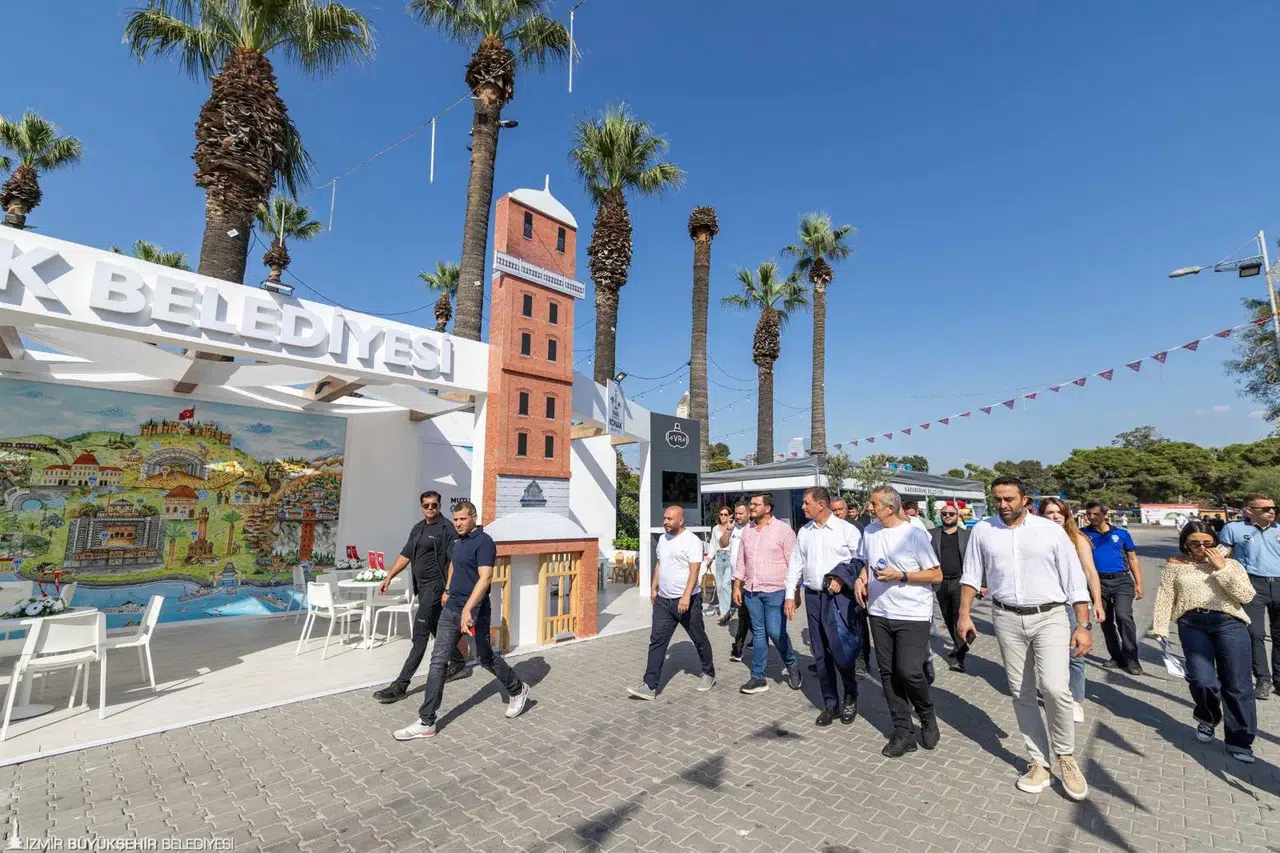 İzmir’in geleceğini anlatan sergi “İz’in Peşinde Şehrin İçinde” açıldı
