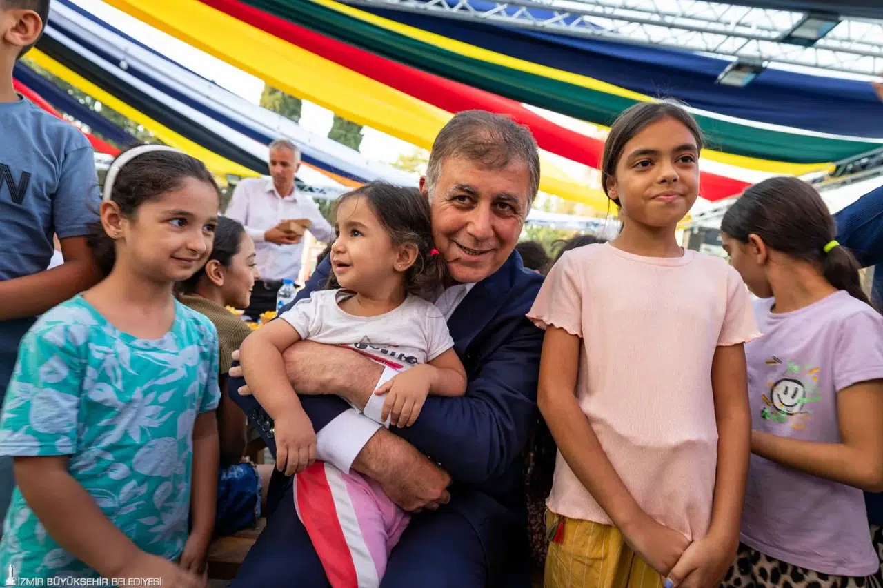Başkan Tugay’dan çocuklara özel ilgi