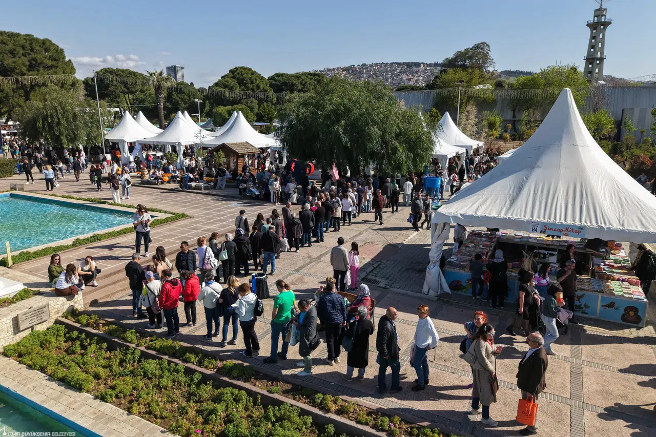 İzmirliler İZKİTAP’a akın etti