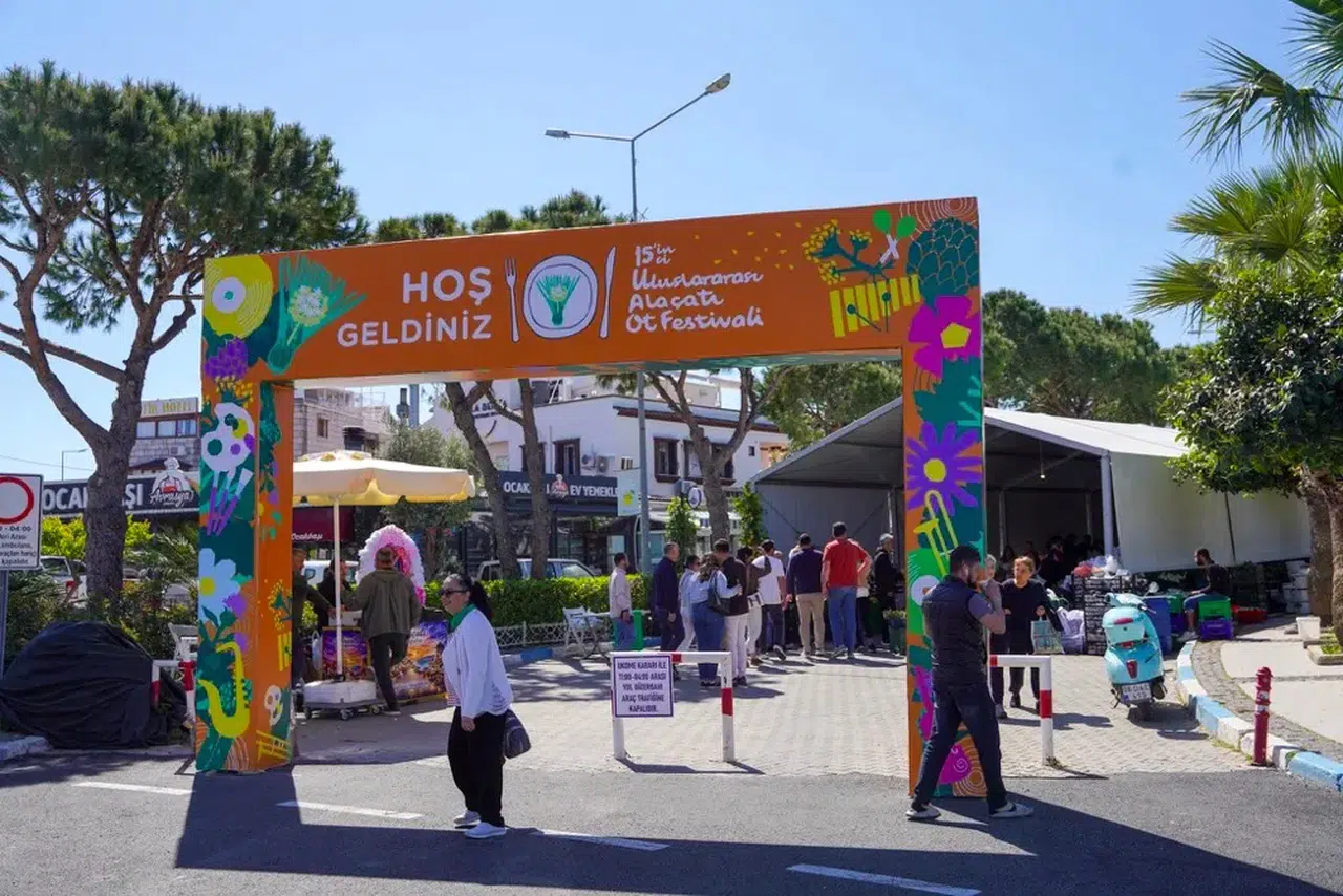 15. Uluslararası Alaçatı Ot Festivali’nde stantlar açıldı, yarışmalar ve etkinlikler hafta sonu boyunca sürüyor
