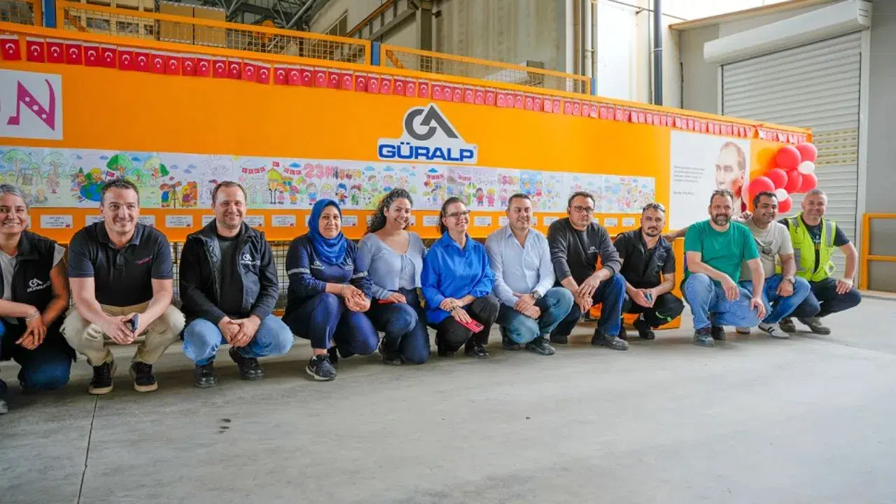 Çocuklar fabrikada resim sergisi açtı