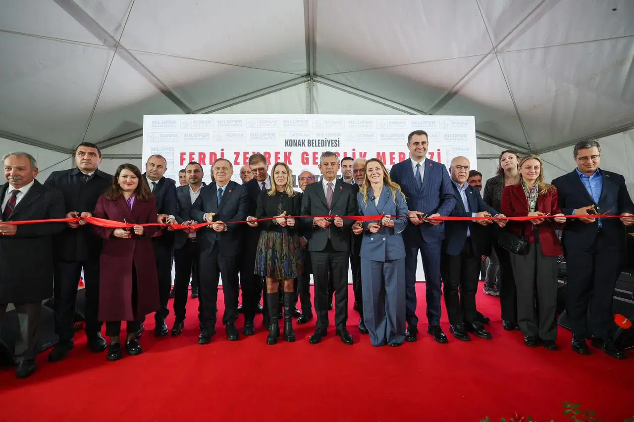 Konak’ta ‘Özel’ açılış: Ferdi Zeyrek’in adı gençlerle buluştu