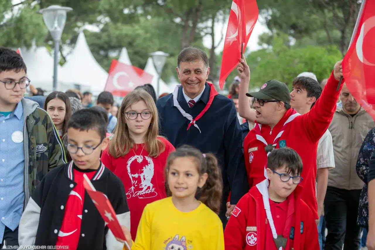 Başkan Tugay çocuklarla 23 Nisan coşkusunu paylaştı