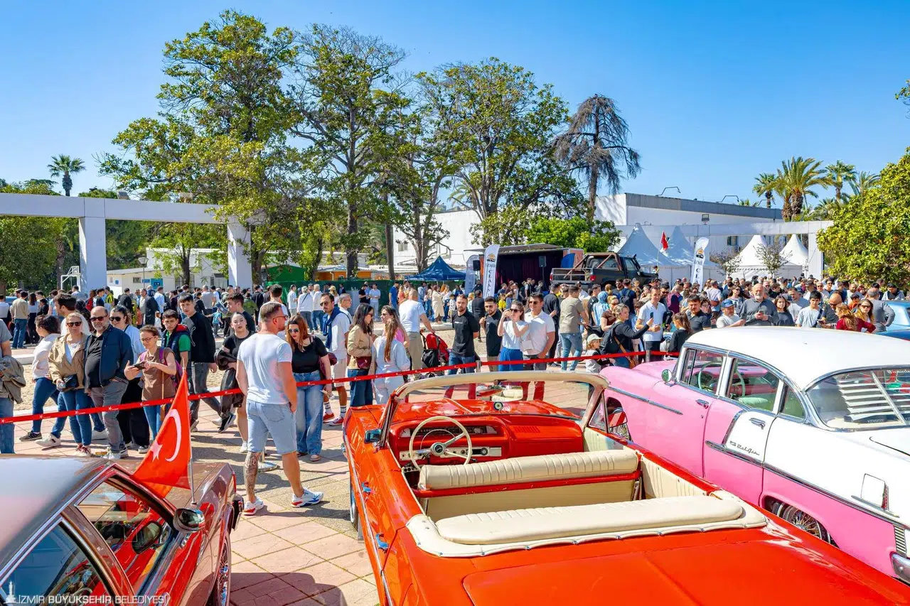 Klasik Otomobil Sergisi ziyaretçilerini zaman yolculuğuna çıkardı