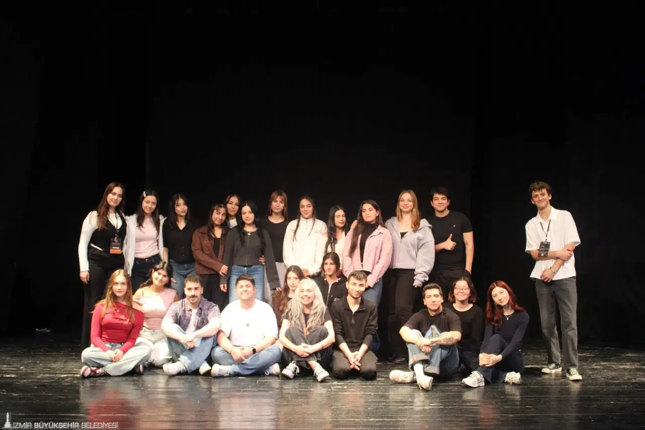 Üniversiteliler tiyatroda buluştu