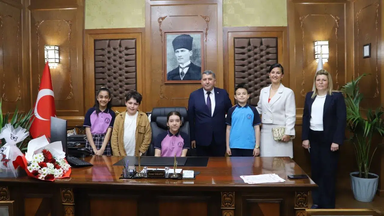 Bayındır’da 23 Nisan Coşkusu: Geleceğin Başkanları Makamı Devraldı