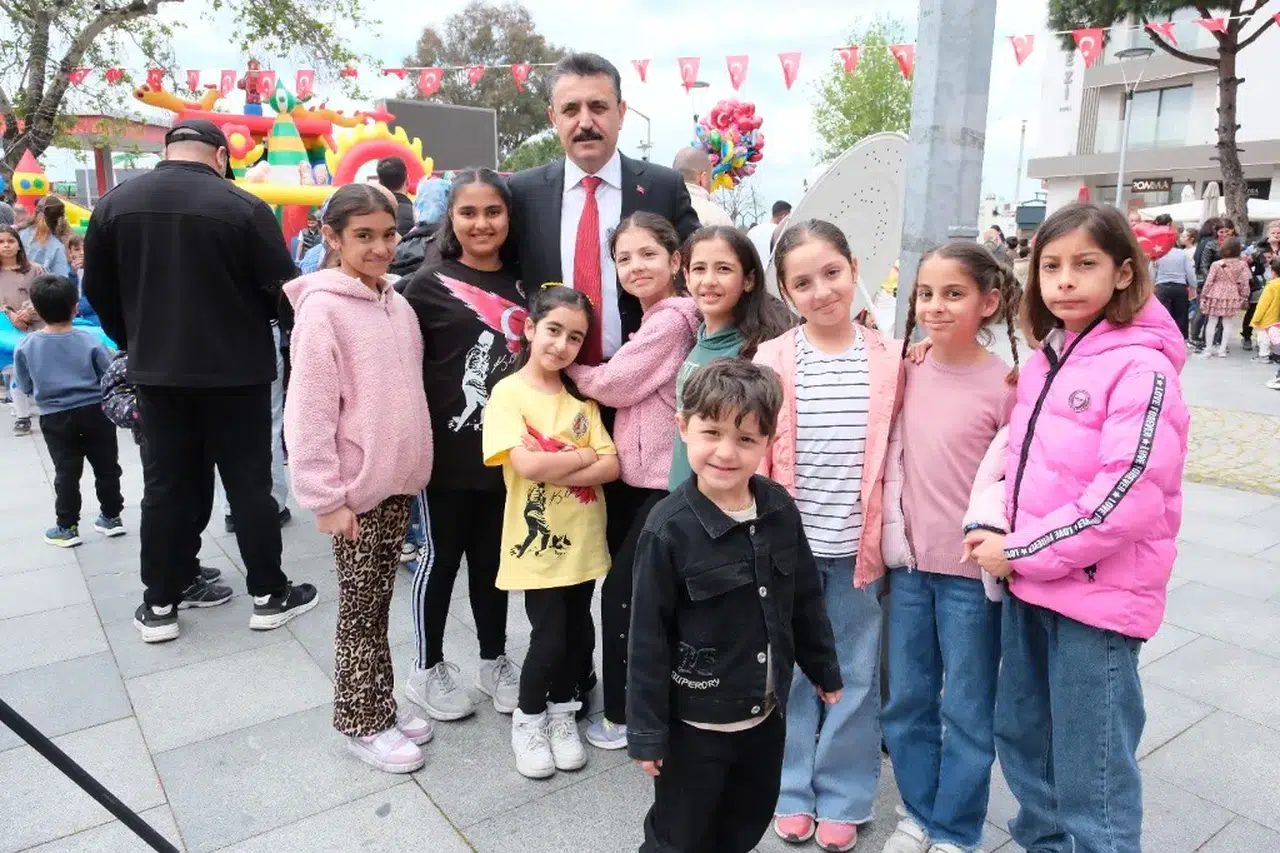 Dikili’de 23 Nisan Coşkusu Sokaklara Taştı