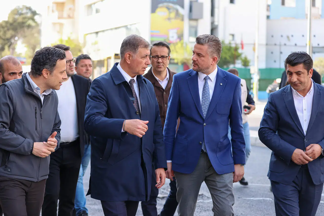 Buca’da asfalt seferberliği: Başkan Tugay ve Başkan Duman sahada!