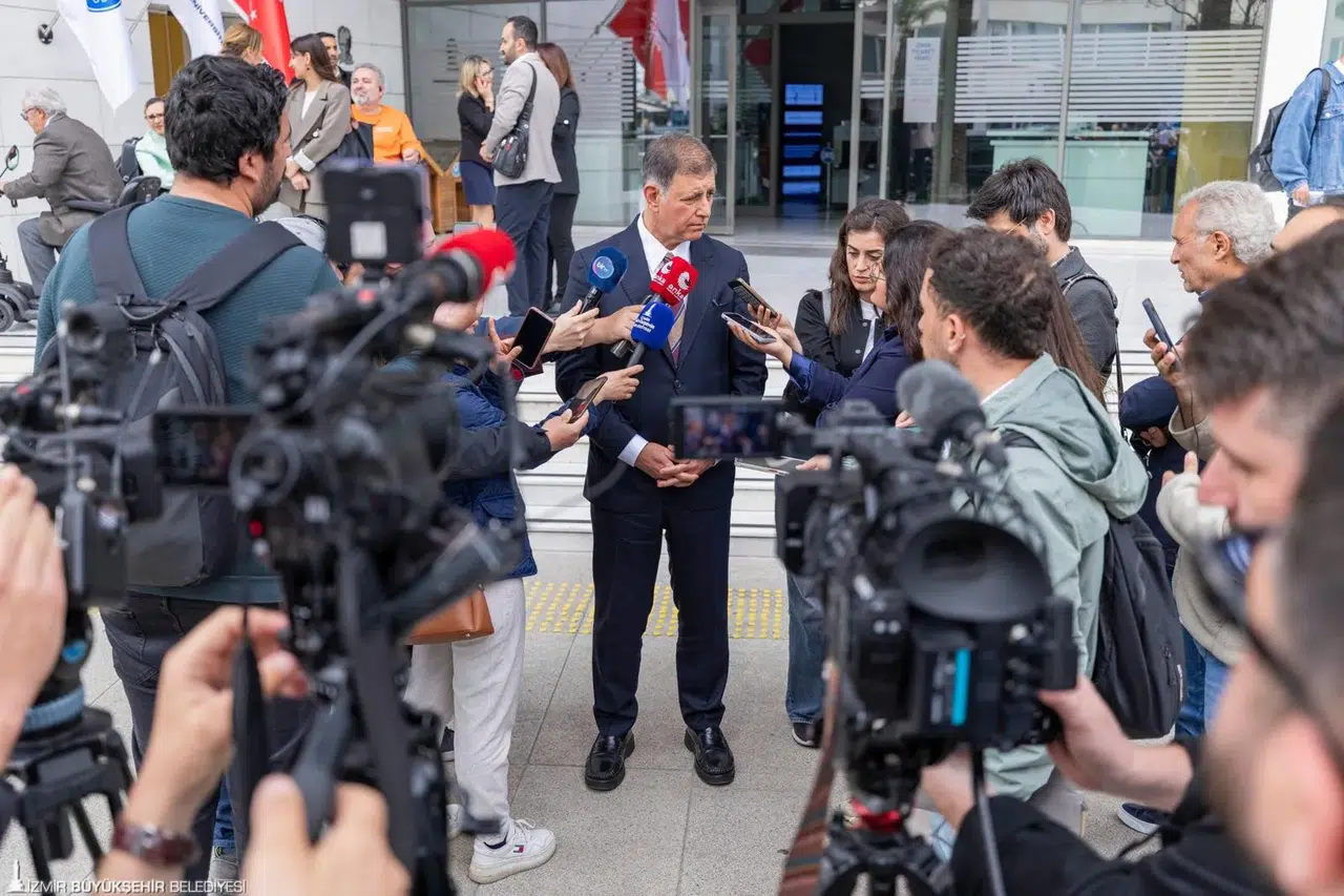 Başkan Tugay: Binalara göz koymak yerine yapacağınız tonla iş var