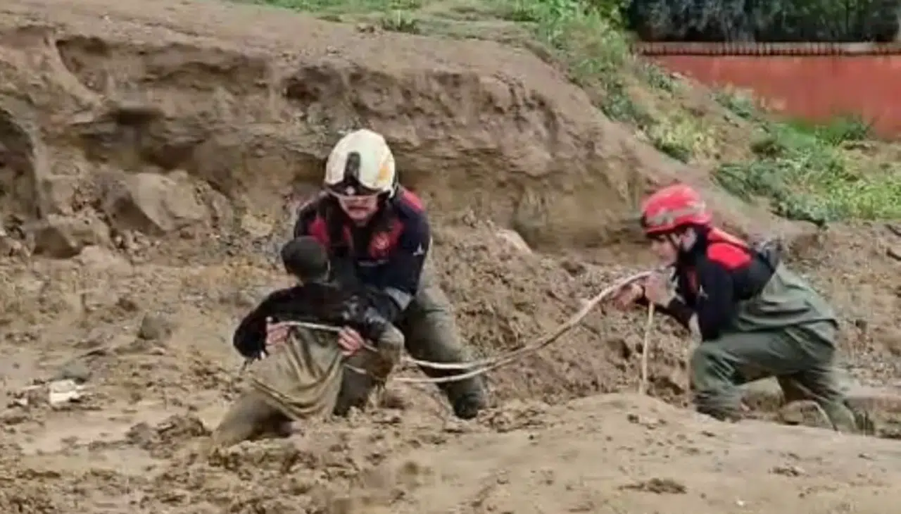 Torbalı'da çamura saplanan iki çocuğu itfaiye kurtardı