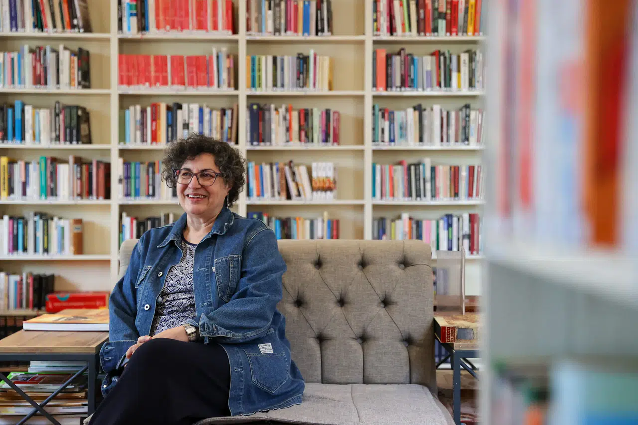 İspanyol kadın Cumhuriyet Kütüphanesi’nin hayranı oldu