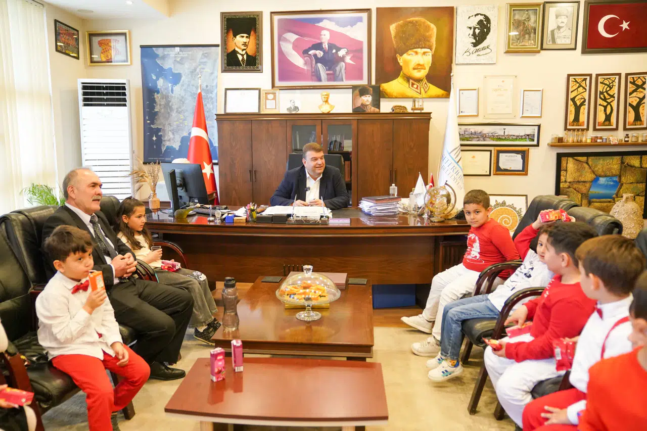 Seferihisar’da 23 Nisan coşkusu: Başkanlık koltuğu çocuklara emanet