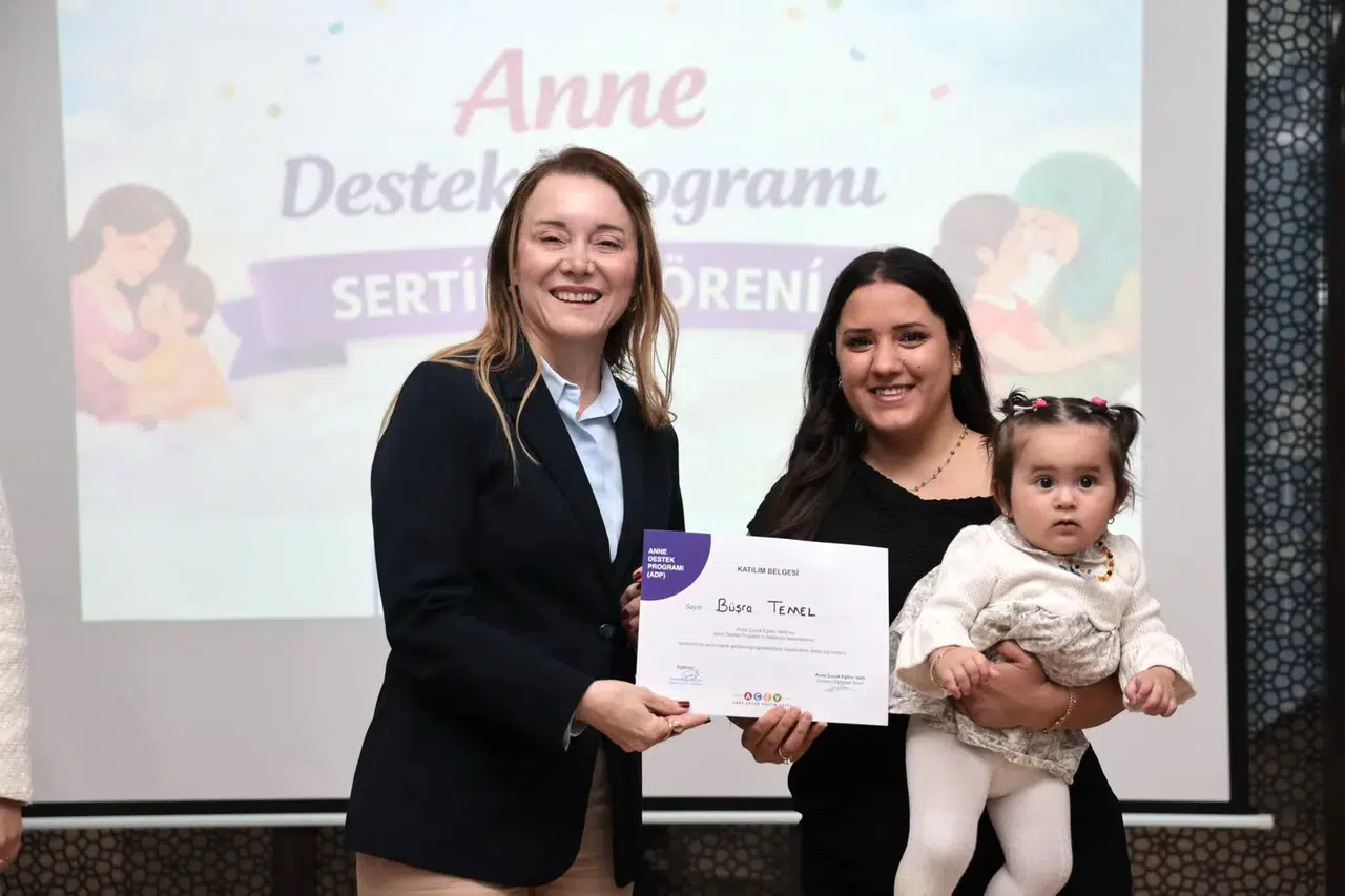 Anne Destek Programı mezunları sertifikalarını Başkan Mutlu’dan aldı
