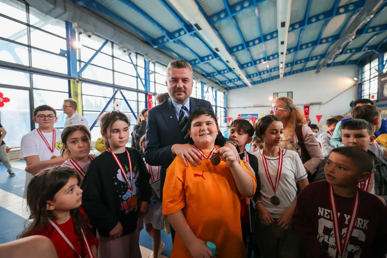 Buca’da 23 Nisan coşkusu havuza taşındı