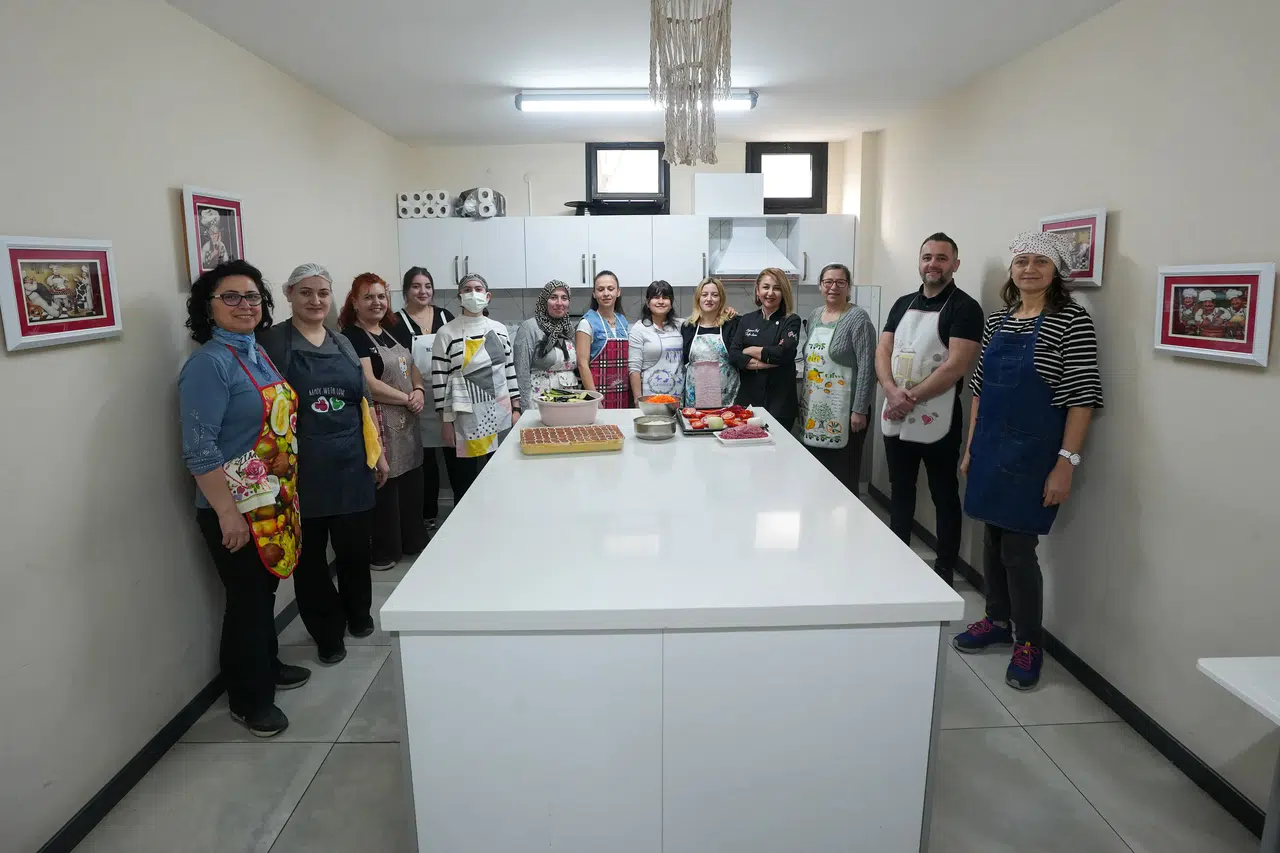 Mutfak atölyesinde Gaziemir’in yeni aşçıları yetişiyor