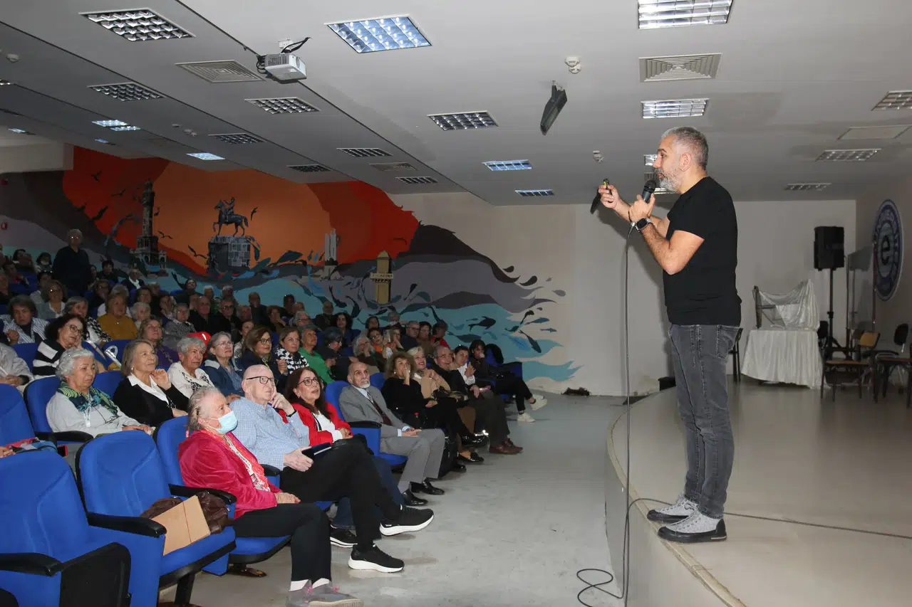 Ege 3. Yaş Üniversitesinde Yapay Zekâ ve İnsan İlişkisine dikkat çekildi