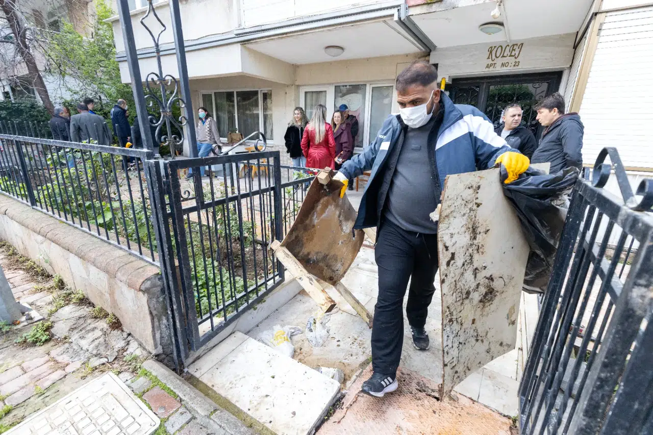 Karşıyaka Belediyesi’nden çöp eve müdahale: 3 ton atık çıkarıldı
