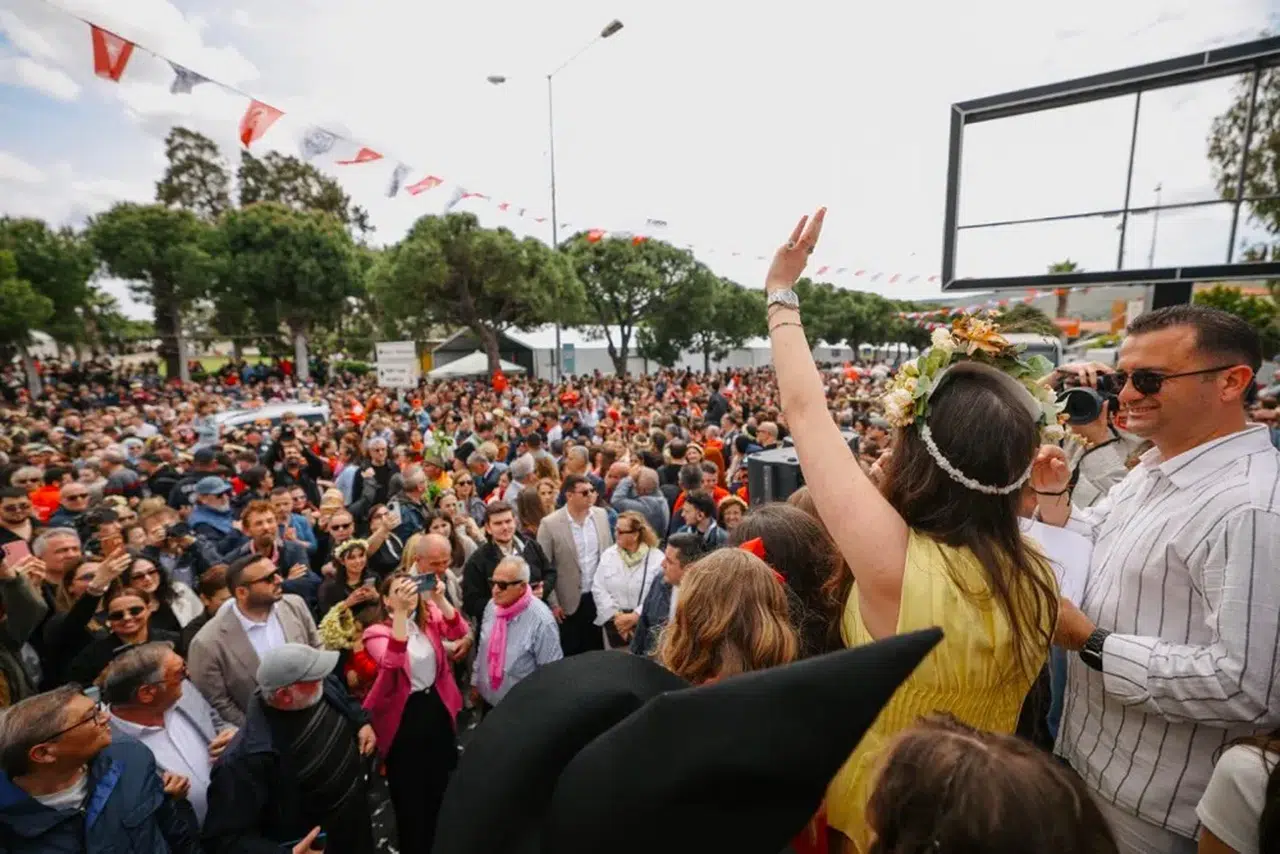 15. Uluslararası Alaçatı Ot Festivali’nin görkemli korteji ve 23 Nisan gururu bir arada