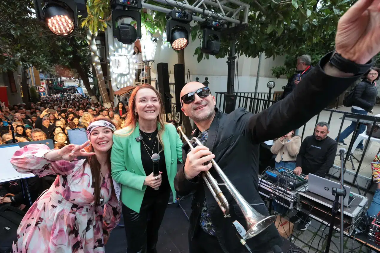 Konak’tan Dario Moreno için unutulmaz şenlik: İzmirliler akın etti