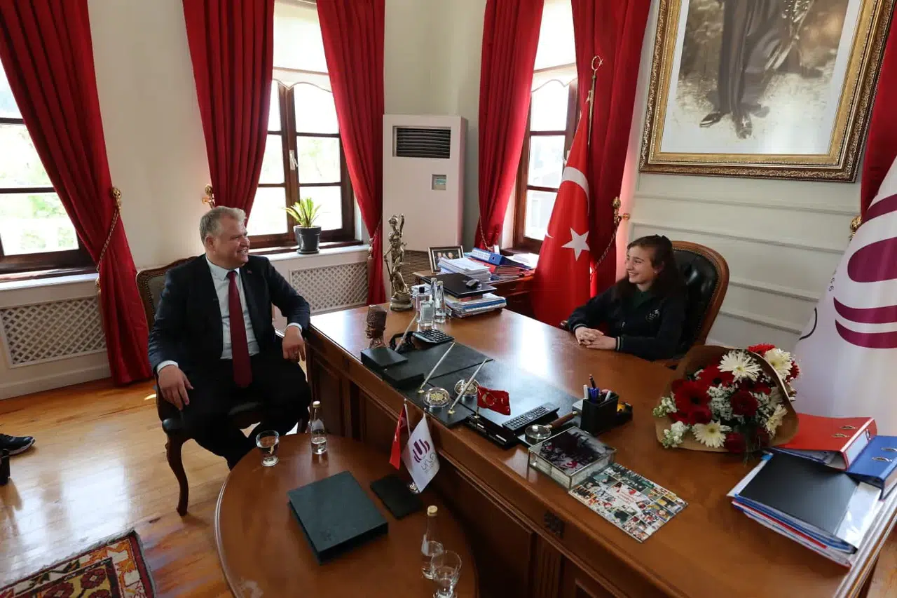 Urla Belediye Başkanlığı Koltuğuna Türkiye’nin Seçilmiş İlk Çocuk Meclisi Başkanı Oturdu