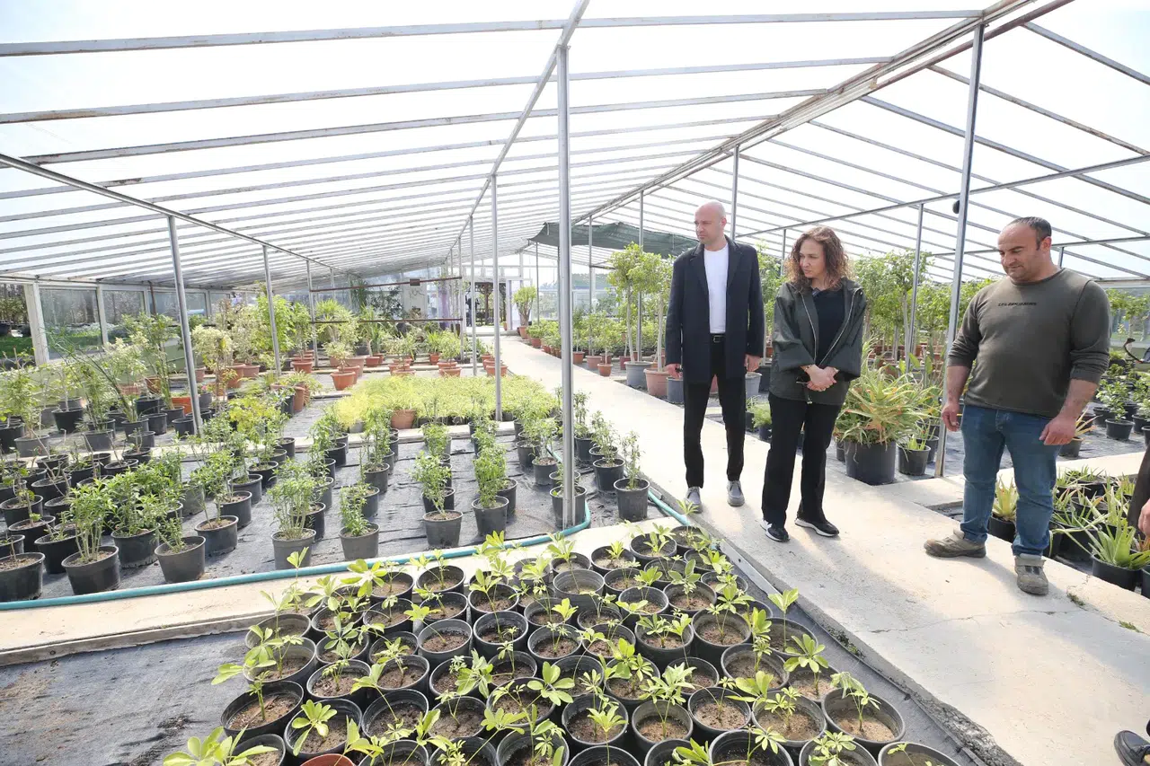 Karşıyaka Belediyesi üretiyor, parklar çiçek açıyor