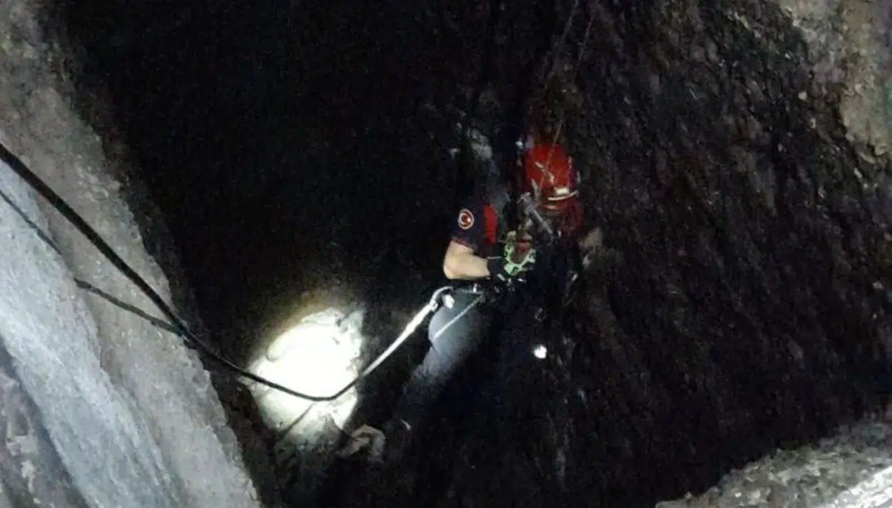 Kuyuya düşen kuzuya itfaiyeden nefes kesen kurtarma