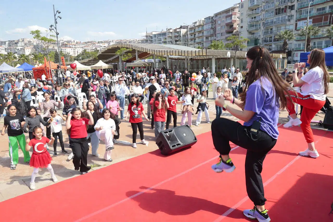 23 Nisan coşkusu Konak’tan yayıldı: Çocuk Şenliği’ne yoğun ilgi