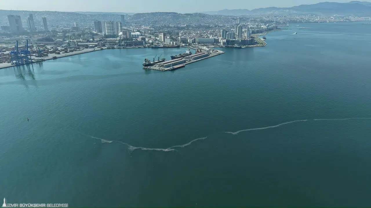 İzmir Körfezi göz göre göre kirletiliyor