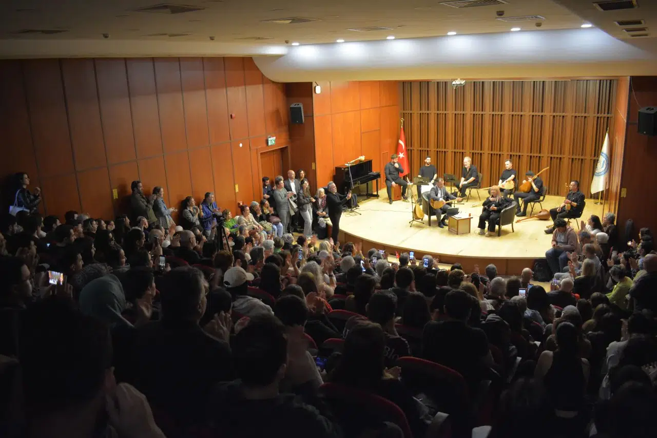 Bedia Akartürk  kulakların pasını sildi