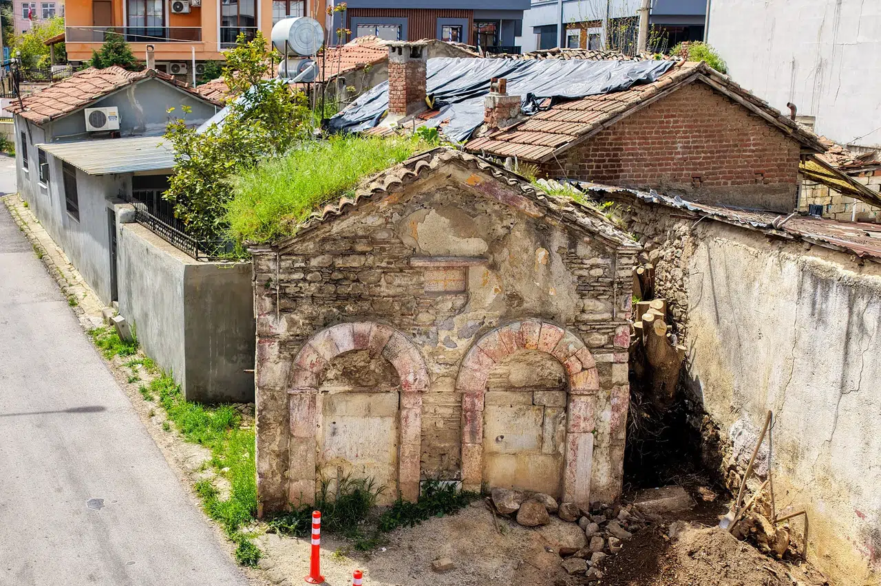 Gaziemir’in tarihi Çift Çeşme’si aslına uygun şekilde yenileniyor