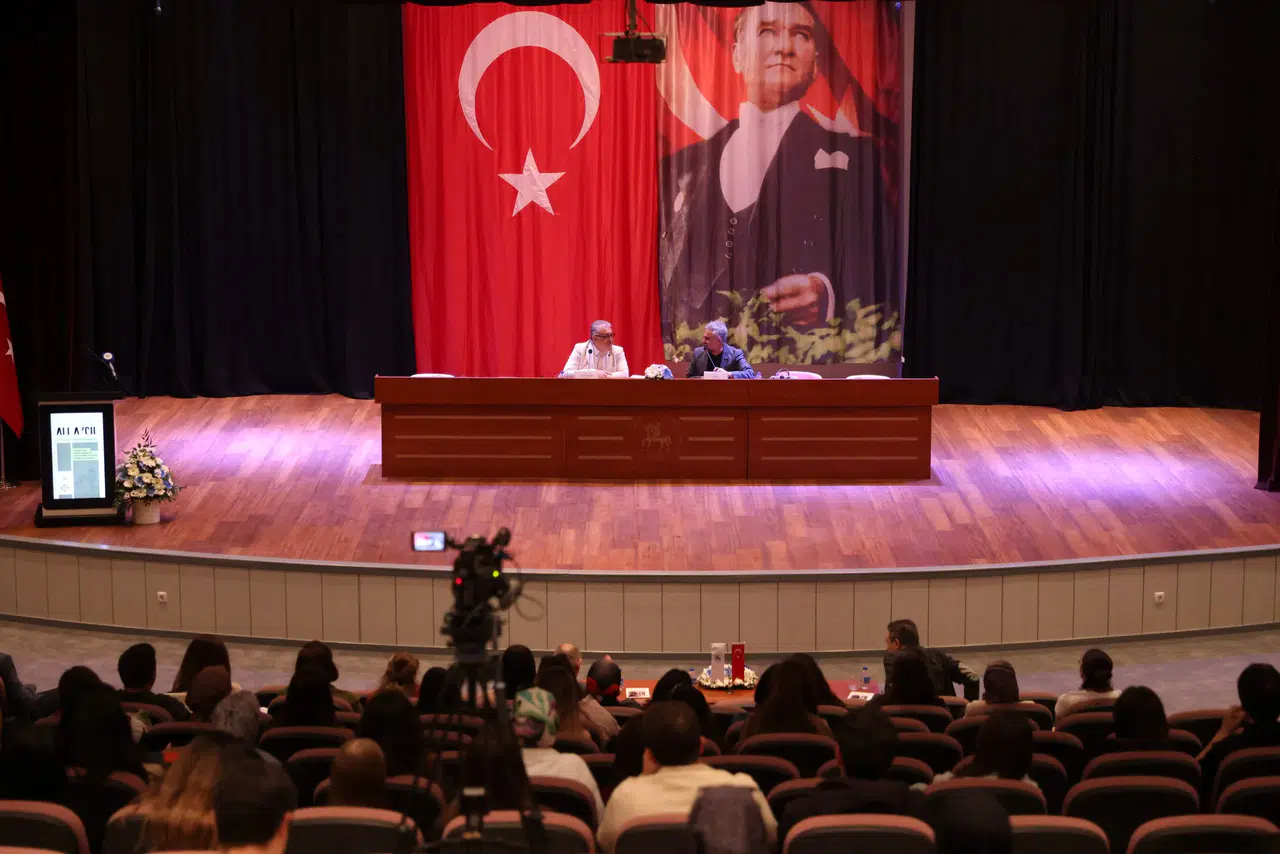 ŞAİR VE YAZAR ALİ AYÇİL DEÜ’LÜ ÖĞRENCİLERLE BULUŞTU