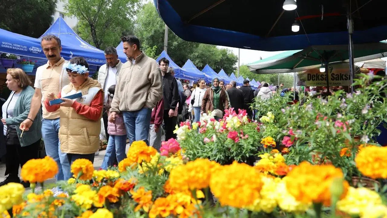 Bayındır Çiçek Festivali’nde 3. Gün Coşkusu: Sokaklar Ziyaretçi Akınına Uğradı