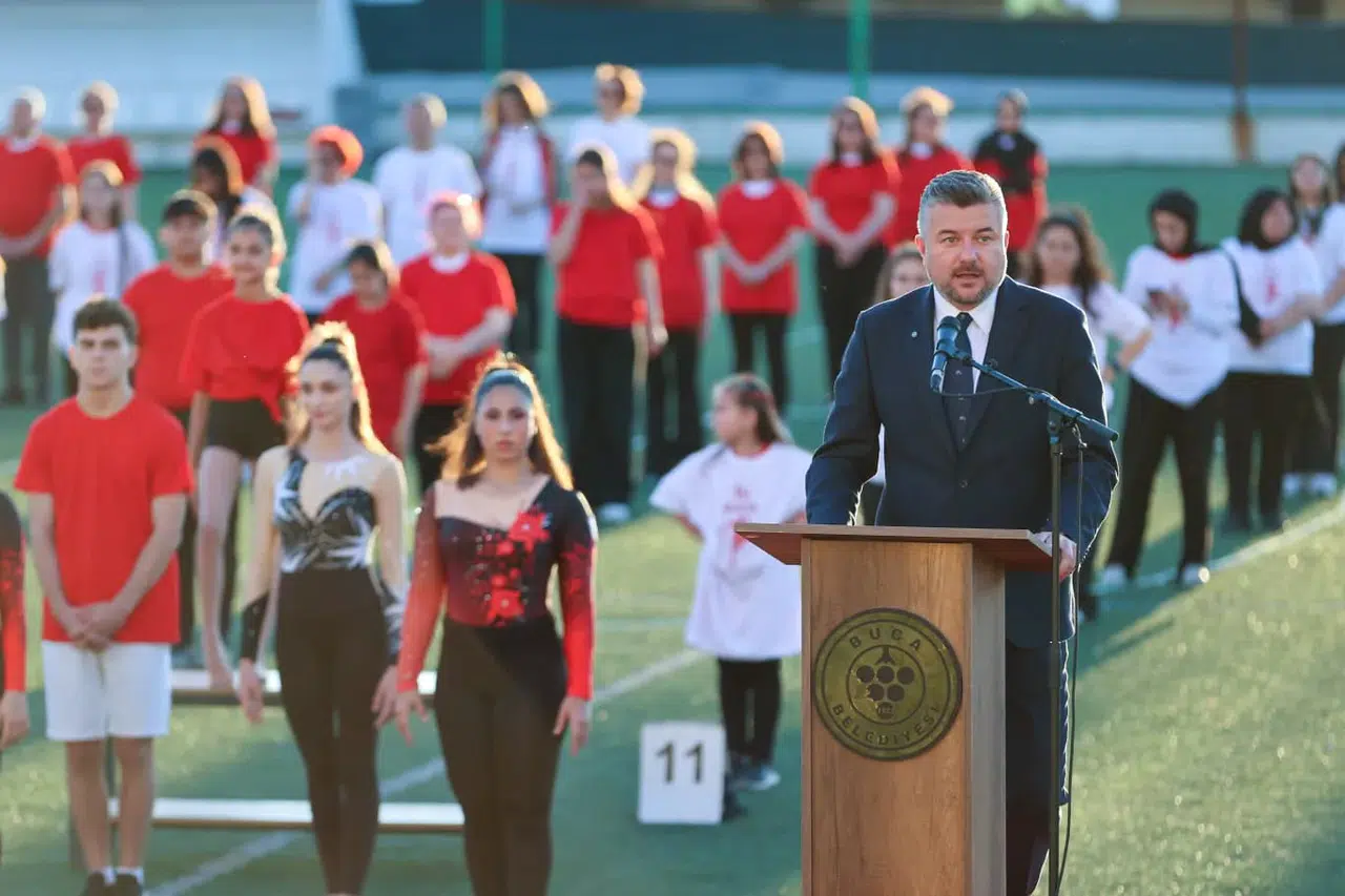 Buca’da yüzlerce kişi “Atam İzindeyiz” yazdı