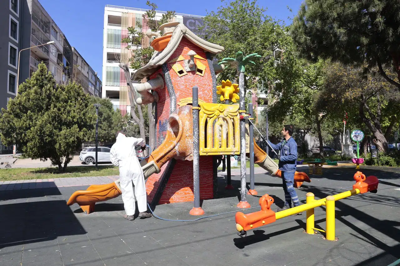 Konak’ın parklarında temizlik mesaisi