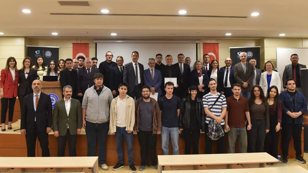 Egeli genç gazeteciler milli iradenin zaferini yeniden manşetlere taşıdı