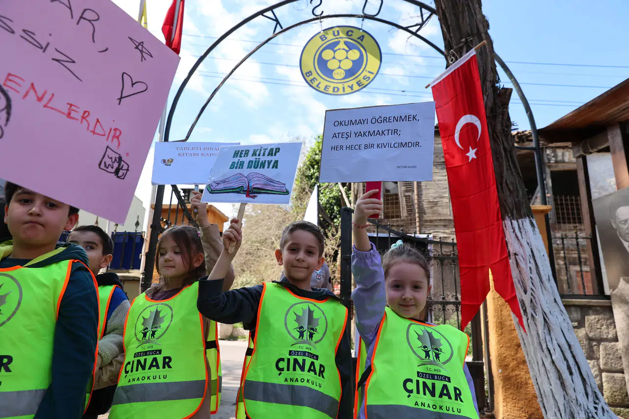 Minik öğrenciler kütüphanede kitaplarla buluştu