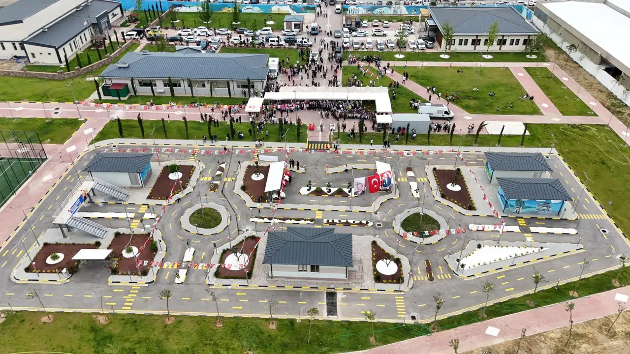Menemen'de çocuklar için trafik eğitim parkuru açıldı