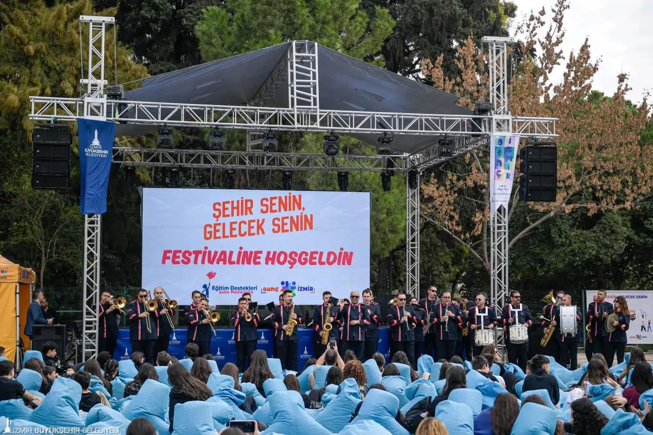 İzmir gençlere alan açıyor