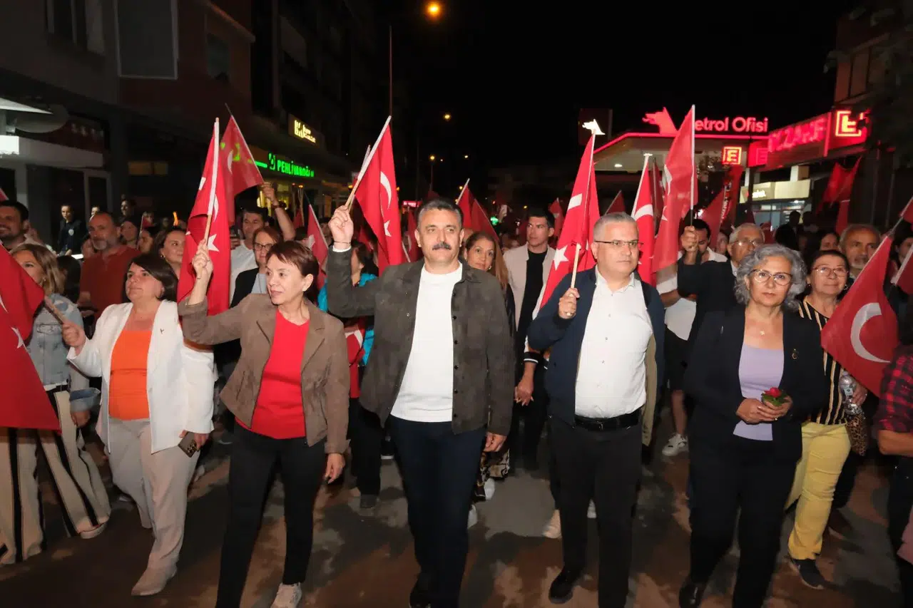 Dikili’de, 19 Mayıs coşkusu meydanlara taştı
