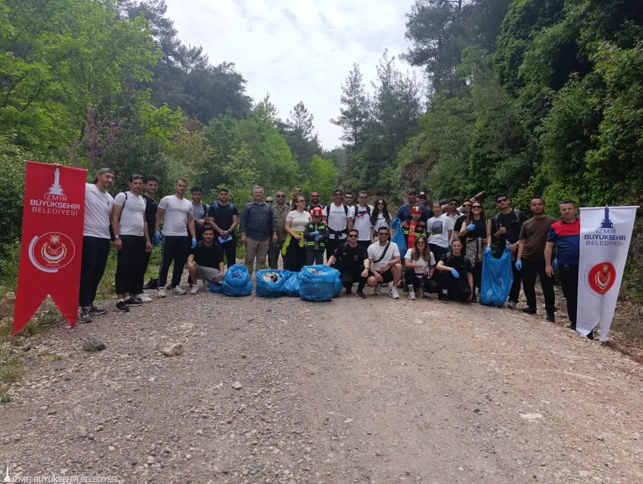 "İtfaiye Ekipleri, Doğayı Korumak İçin Farkındalık Yürüyüşü Gerçekleştirdi"
