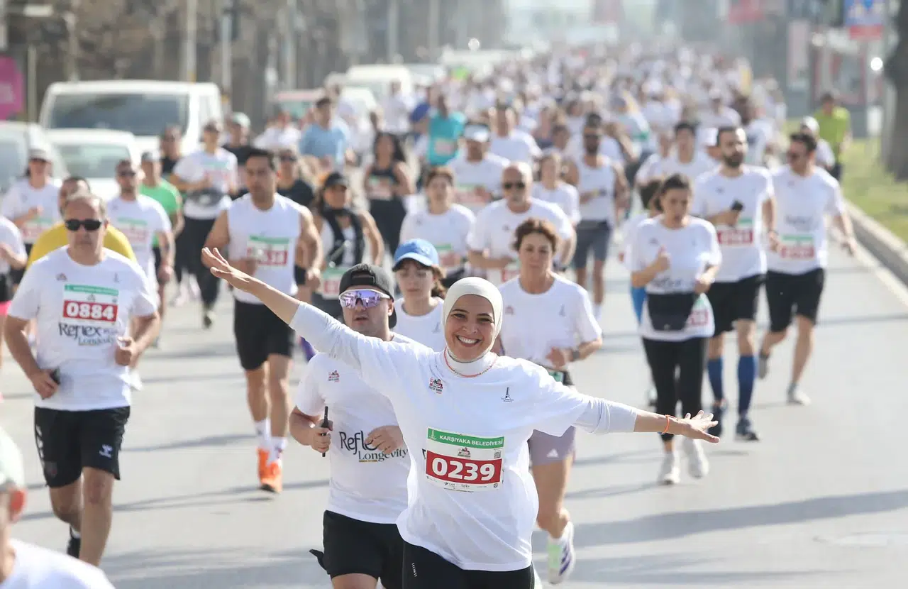 Karşıyaka tek yürek oldu, Zübeyde Anne’ye koştu!