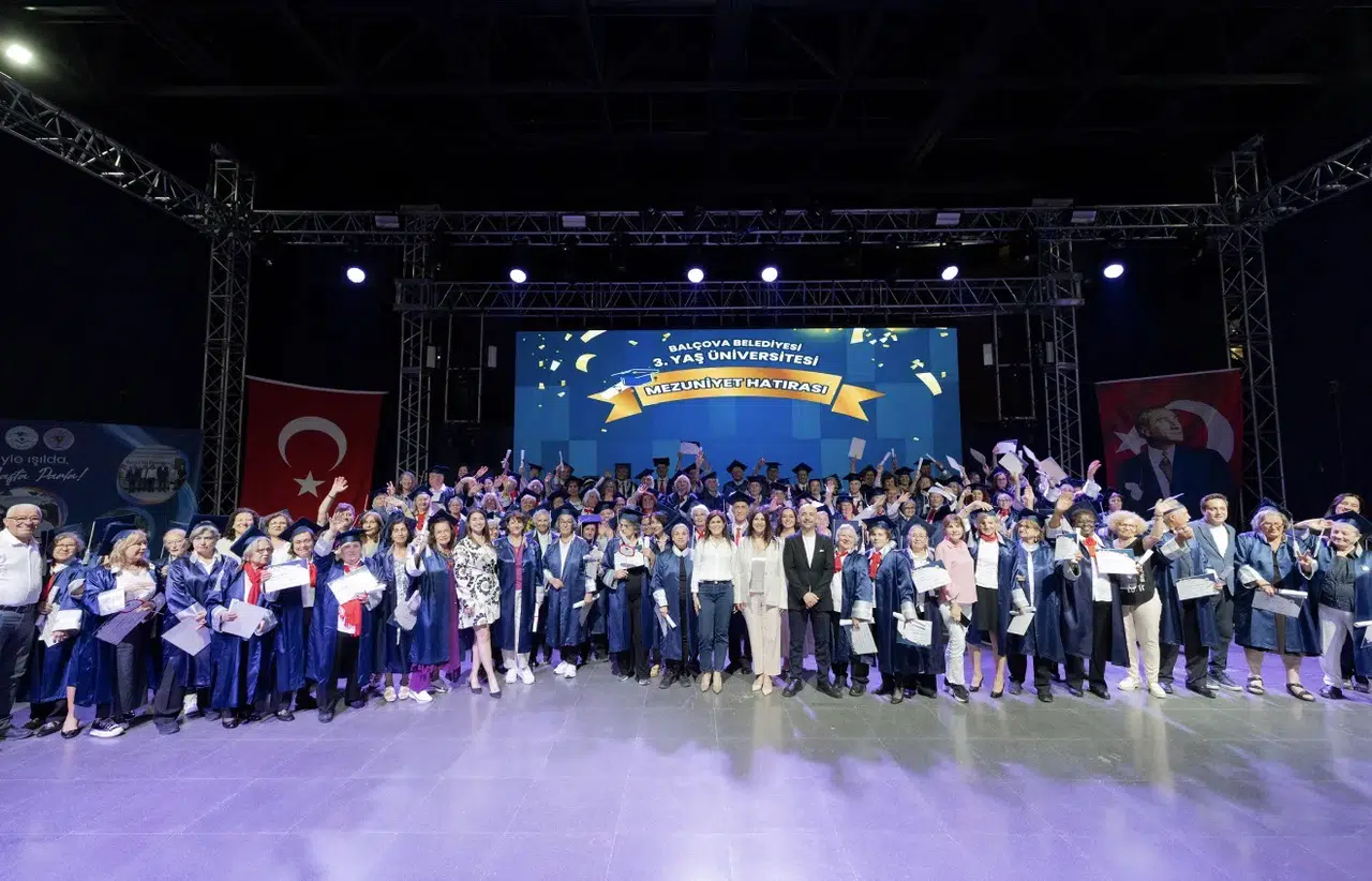Balçova’da Mezuniyet Coşkusu: 3. Yaş Üniversitesi’nde Kepeler Umuda  Atıldı