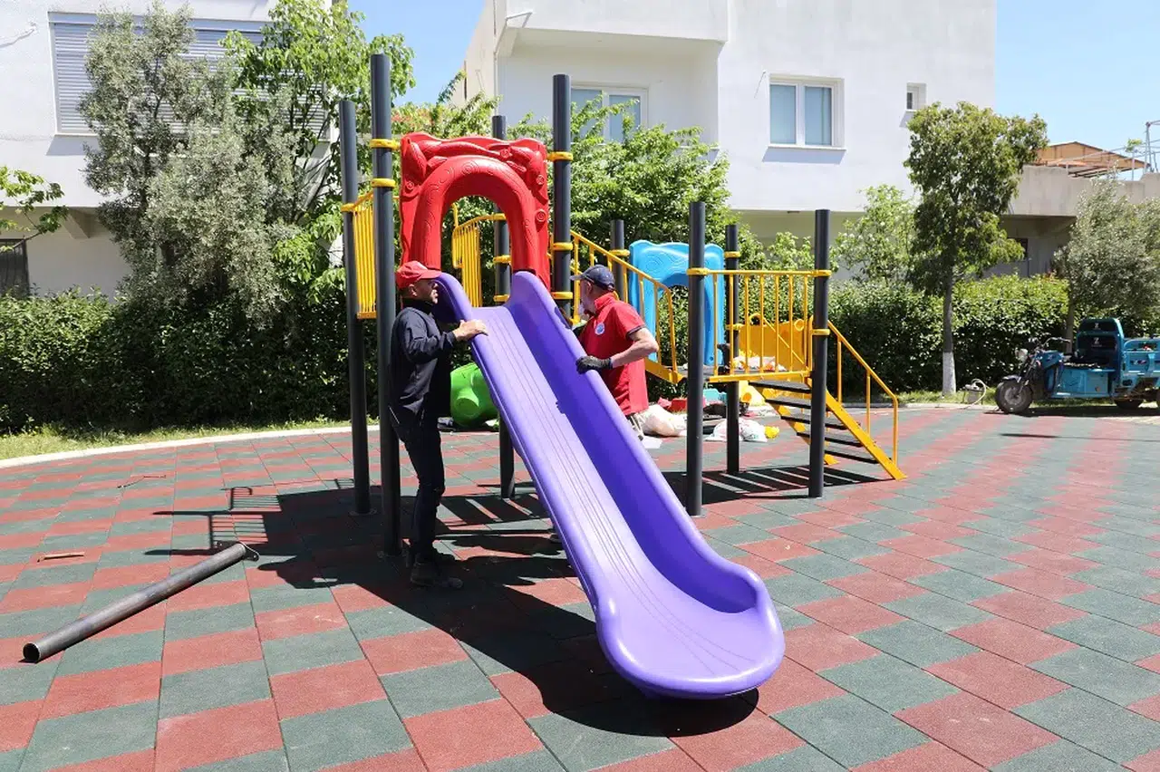 Menderes'teki Yeşil Alanlar Modernizasyon Çalışmalarıyla Güzelleşiyor